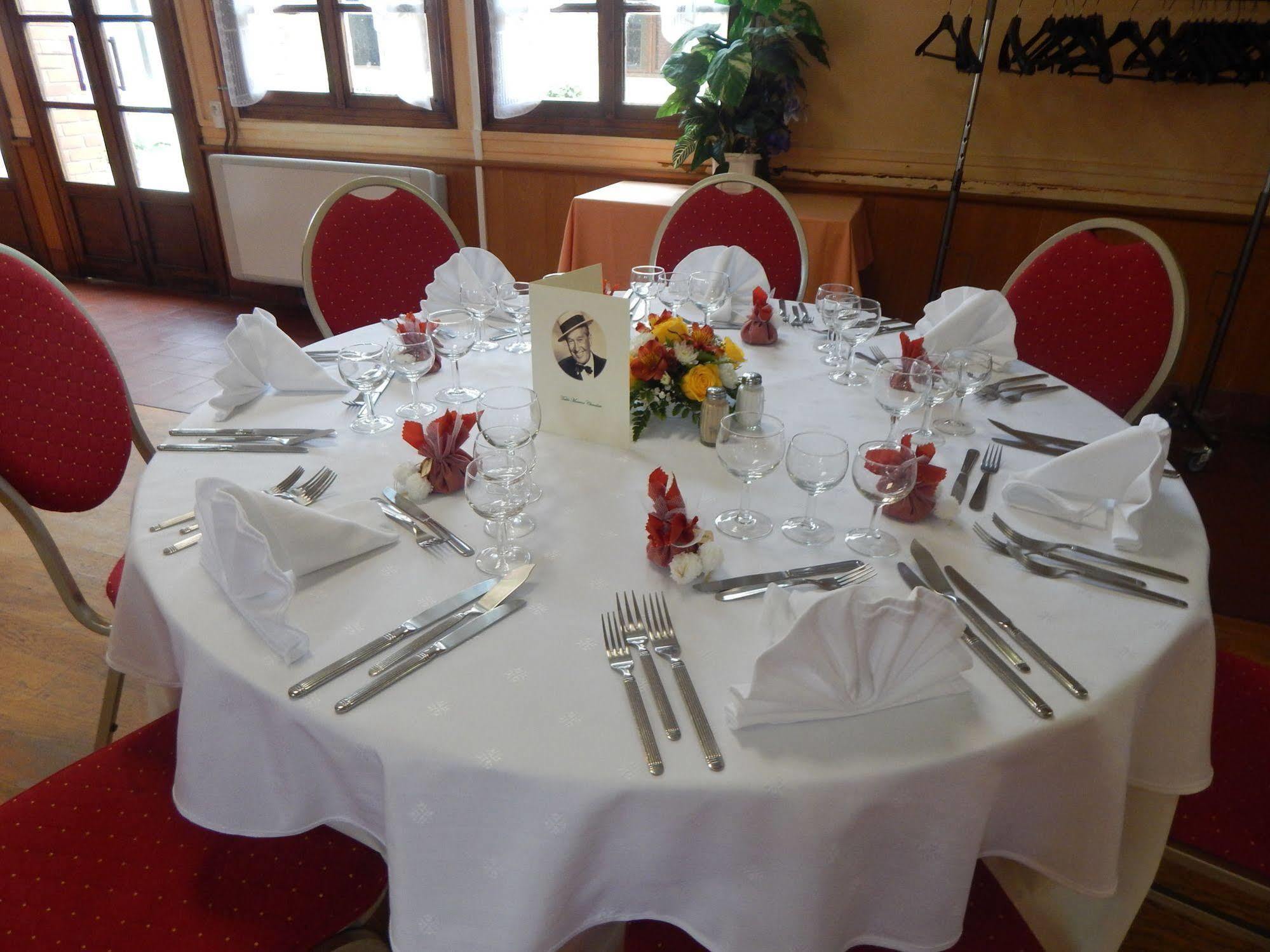 Hotel Restaurant Le Cygne Conches-en-Ouche Luaran gambar